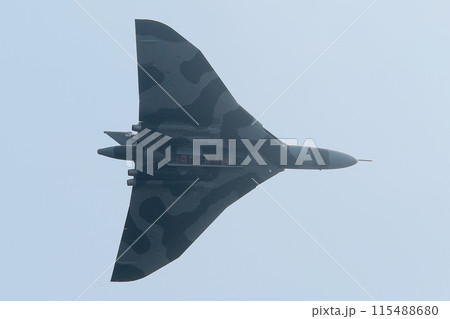 飛行するイギリス空軍バルカンB.2爆撃機 115488680