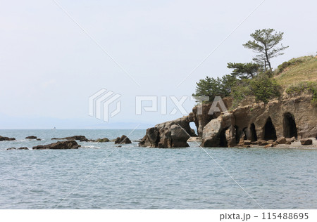 山陽小野田市の本山岬公園の「くぐり岩」 115488695