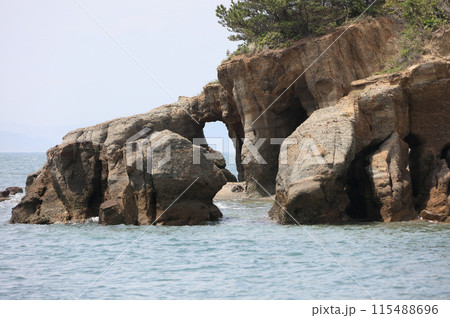 山陽小野田市の本山岬公園の「くぐり岩」 山陽小野田市の本山岬公園の「くぐり岩」 115488696