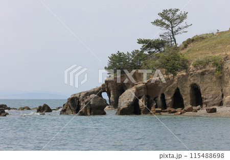 山陽小野田市の本山岬公園の「くぐり岩」 115488698