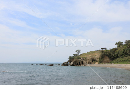 山陽小野田市の本山岬公園の「くぐり岩」 山陽小野田市の本山岬公園の「くぐり岩」 115488699