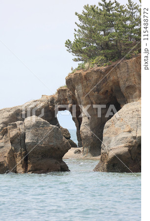 山陽小野田市の本山岬公園の「くぐり岩」山陽小野田市の本山岬公園の「くぐり岩」 115488772