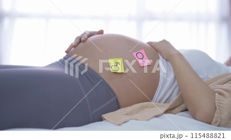 A portrait of happy Asian pregnant woman with blank sex sticky note. Having a baby. Family people lifestyle. Mom love. 115488821
