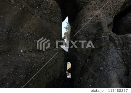 山陽小野田市の本山岬公園の「くぐり岩」を手前のくぐり岩予備軍の隙間から見る 山陽小野田市の本山岬公園の「くぐり岩」を手前のくぐり岩予備軍の隙間から見る 115488857