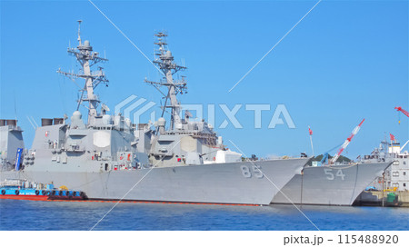 米軍横須賀基地に停泊するアメリカ海軍の駆逐艦 115488920