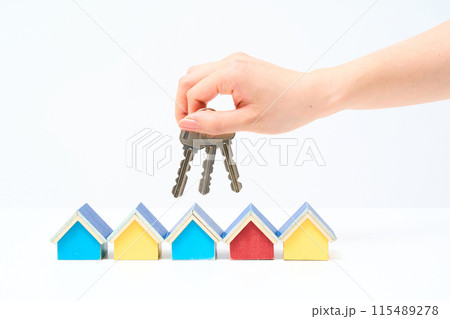 住宅の鍵を持つ女性の手元 住宅の鍵を持つ女性の手元 115489278