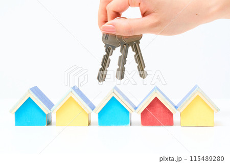 住宅の鍵を持つ女性の手元 115489280