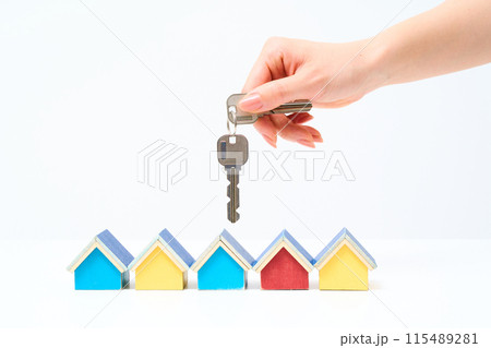 住宅の鍵を持つ女性の手元 住宅の鍵を持つ女性の手元 115489281