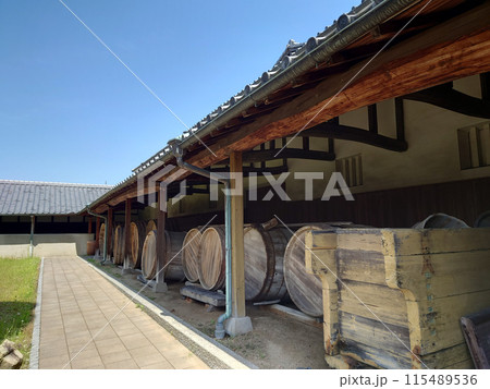 MISO barrels in old MISO warehouse / 老舗の味噌蔵と味噌蔵 MISO barrels in old MISO warehouse / 老舗の味噌蔵と味噌蔵 115489536