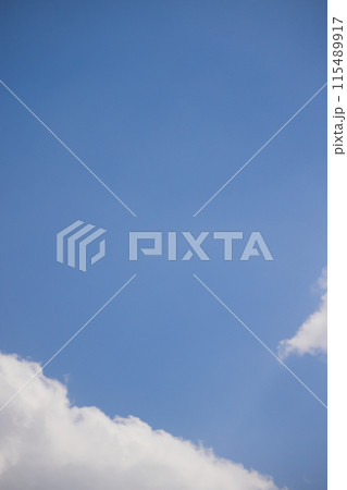 雲のある青空 (背景素材) 雲のある青空 (背景素材) 115489917