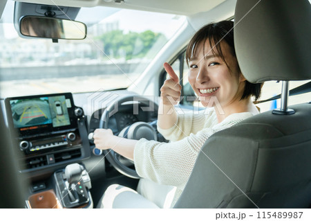 自動車に乗る女性 車の運転をする女性 運転中の女性 自動車に乗る女性 車の運転をする女性 運転中の女性 115489987