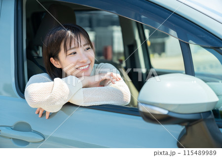 自動車に乗る女性 車の運転をする女性 運転中の女性 自動車に乗る女性 車の運転をする女性 運転中の女性 115489989