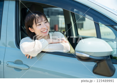 自動車に乗る女性　車の運転をする女性　運転中の女性 115489991