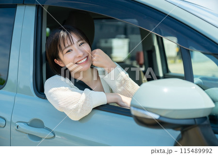 自動車に乗る女性　車の運転をする女性　運転中の女性 115489992