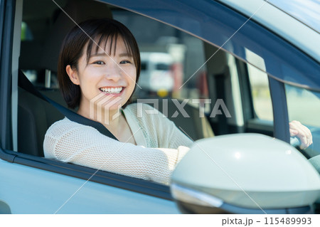 自動車に乗る女性 車の運転をする女性 運転中の女性 自動車に乗る女性 車の運転をする女性 運転中の女性 115489993