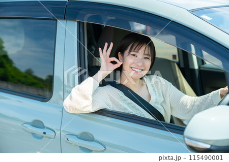 自動車に乗る女性　車の運転をする女性　運転中の女性 115490001