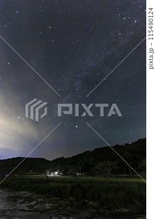 山里の秋　農村の空に沈む夏の大三角と白鳥座 115490124