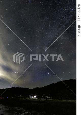 山里の秋 農村の空に沈む夏の大三角と白鳥座 山里の秋 農村の空に沈む夏の大三角と白鳥座 115490126