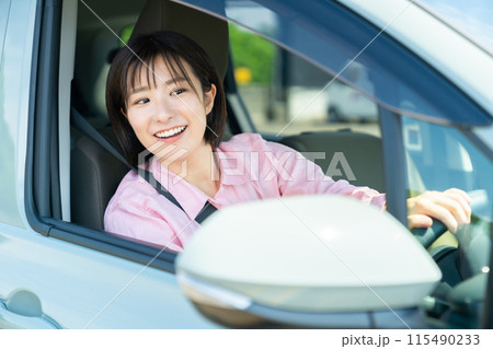 自動車に乗る女性　車の運転をする女性　運転中の女性 115490233