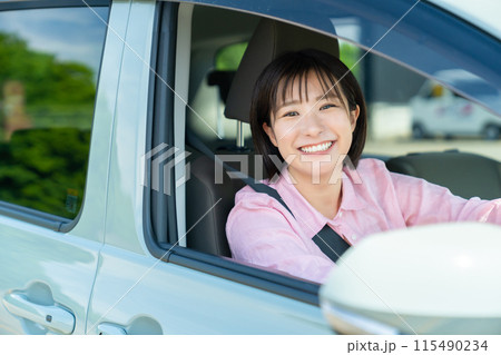 自動車に乗る女性 車の運転をする女性 運転中の女性 自動車に乗る女性 車の運転をする女性 運転中の女性 115490234
