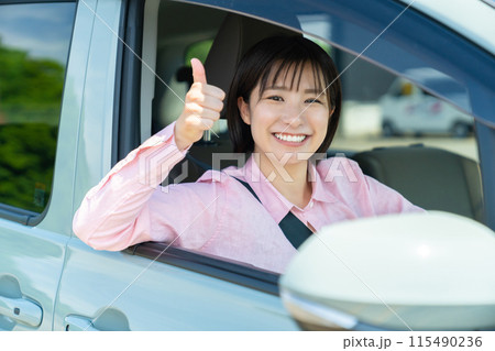 自動車に乗る女性 車の運転をする女性 運転中の女性 自動車に乗る女性 車の運転をする女性 運転中の女性 115490236