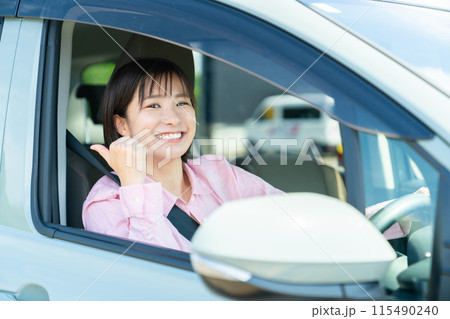 自動車に乗る女性　車の運転をする女性　運転中の女性 115490240