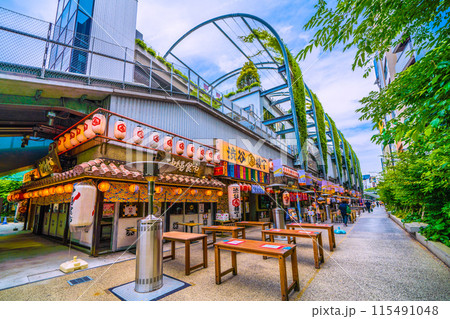 日本の東京都市景観 6月・緑に映える渋谷駅前の渋谷横丁などを望む。朝は…＝12日、午前10時 115491048