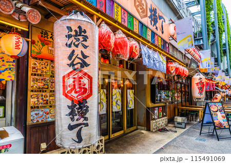 日本の東京都市景観 6月・緑に映える渋谷駅前の渋谷横丁などを望む。朝は…＝12日、午前10時過ぎ 115491069
