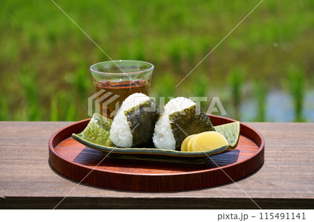 水田を背景に置かれたおにぎり 水田を背景に置かれたおにぎり 115491141