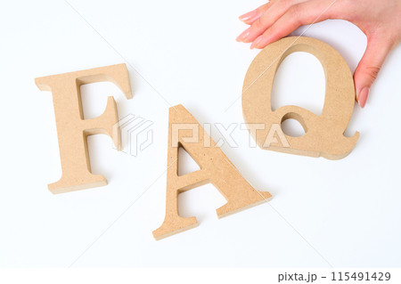 「FAQ」と並べられたアルファベットの木製ブロック 115491429