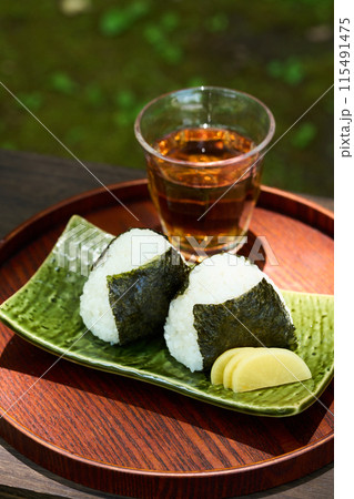 屋外でおにぎりを食べる 屋外でおにぎりを食べる 115491475