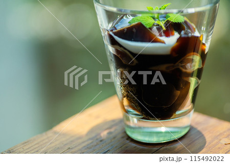 グラスに注がれたコーヒーゼリー グラスに注がれたコーヒーゼリー 115492022