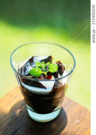 グラスに注がれたコーヒーゼリー 115492030