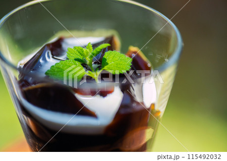 グラスに注がれたコーヒーゼリー 115492032