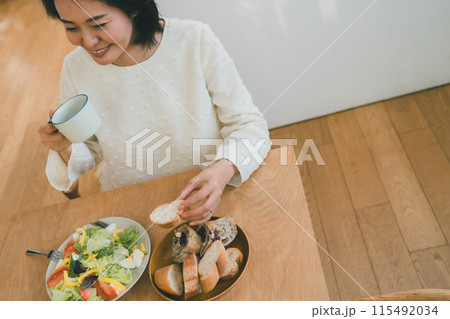朝食をとる女性 朝食をとる女性 115492034