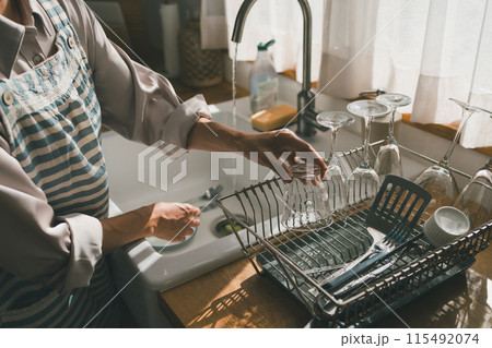 水切りカゴにコップを入れる 115492074