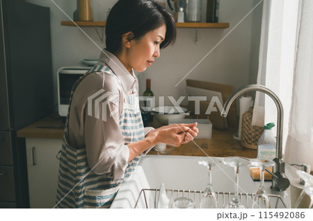 ひどい手荒れの主婦 115492086