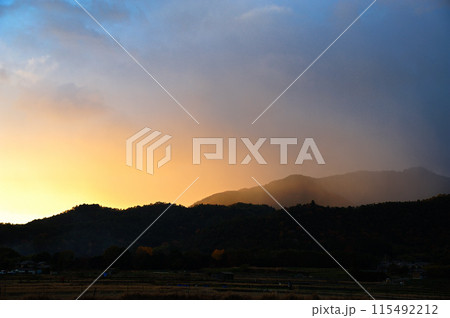 初冬の雨上がりの夕景 初冬の雨上がりの夕景 115492212