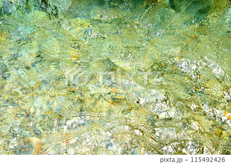 宝石の様に輝く 綺麗に透き通った川の水 宝石の様に輝く 綺麗に透き通った川の水 115492426