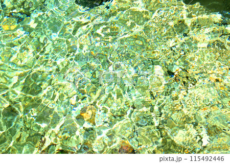 宝石の様に輝く 綺麗に透き通った川の水 宝石の様に輝く 綺麗に透き通った川の水 115492446