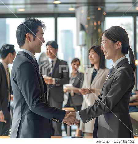 握手、ビジネスシーン、信頼、合意、フォーマルな服装、背景のぼかし、暖かい光 115492452