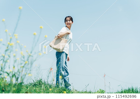 散歩する若い女性 115492696