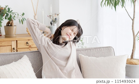 眠気覚ましに伸びをする女性 115493024