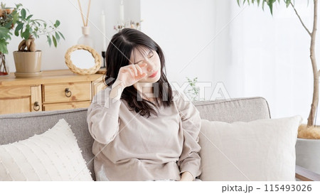 眠い目を擦る女性 眠い目を擦る女性 115493026