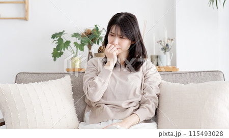 色々な不安にかられる女性 115493028