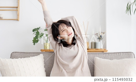 眠気覚ましに伸びをする女性 眠気覚ましに伸びをする女性 115493032