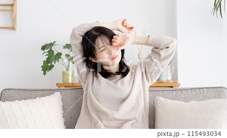 眠い目を擦る女性 眠い目を擦る女性 115493034