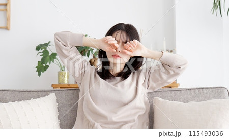 かゆい目を擦る女性 115493036