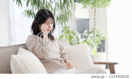 リビングで泣く女性 115493039