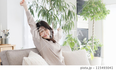 眠気覚ましに伸びをする女性 眠気覚ましに伸びをする女性 115493041